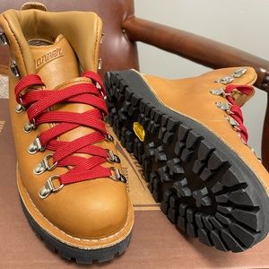 Brand new Danner Mountain Light Cascade boots. Size 8. Never worn. Box included.